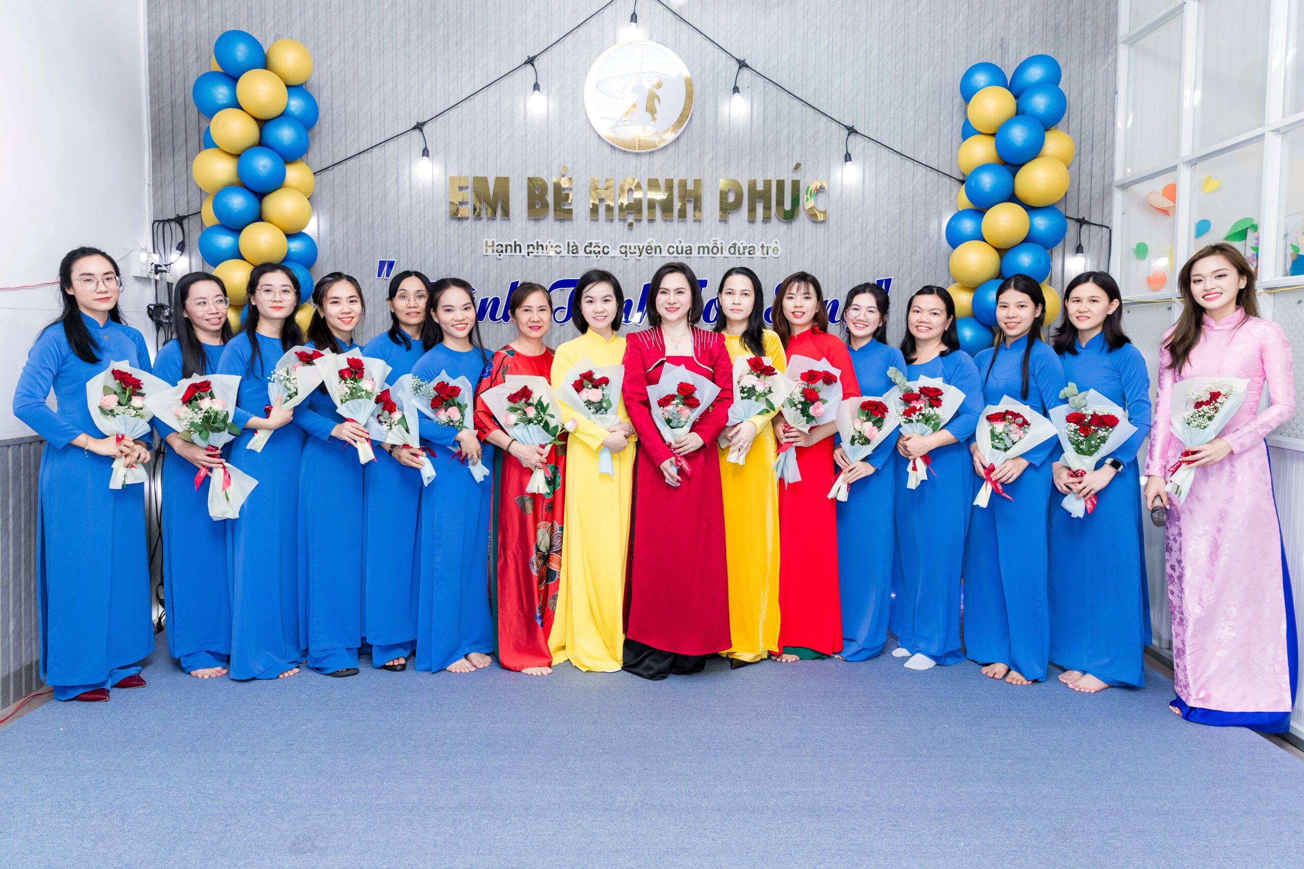 Cô Nguyễn Thị Thùy Dung (đứng giữa) cùng đội ngũ giáo viên của trường Mầm non Em Bé Hạnh Phúc